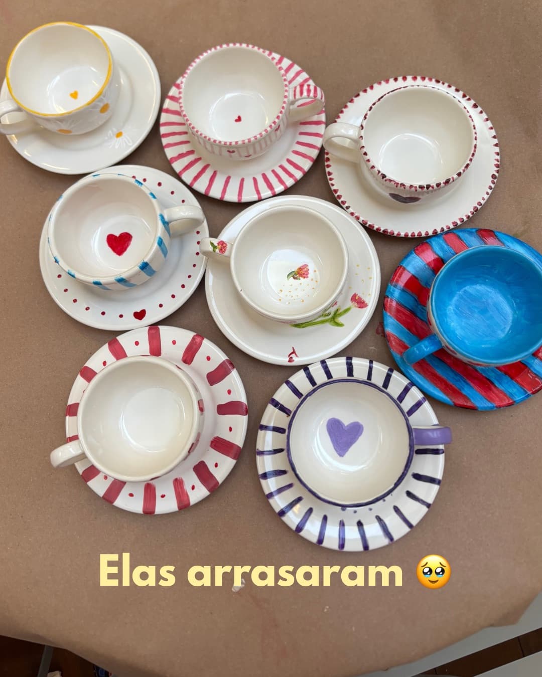 Xícaras e pires pintados pelas convidadas, com listras, bolinhas e corações