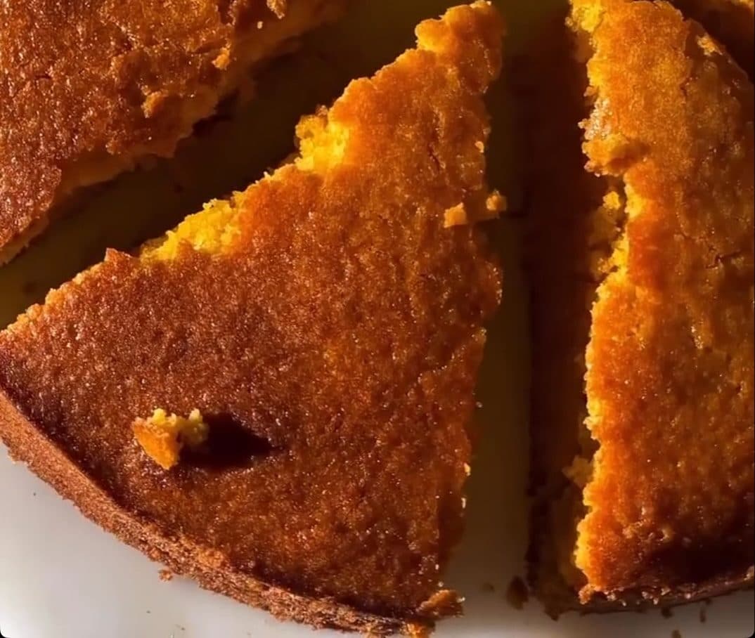 Bolo de cenoura fatiado, visto de perto