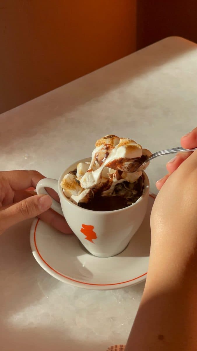Xícara de chocolate quente com marshmallow derretido