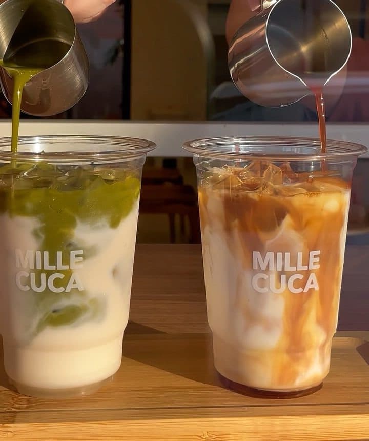 Dois copos gelados com o logo da Mille Cuca, café com caramelo e matcha