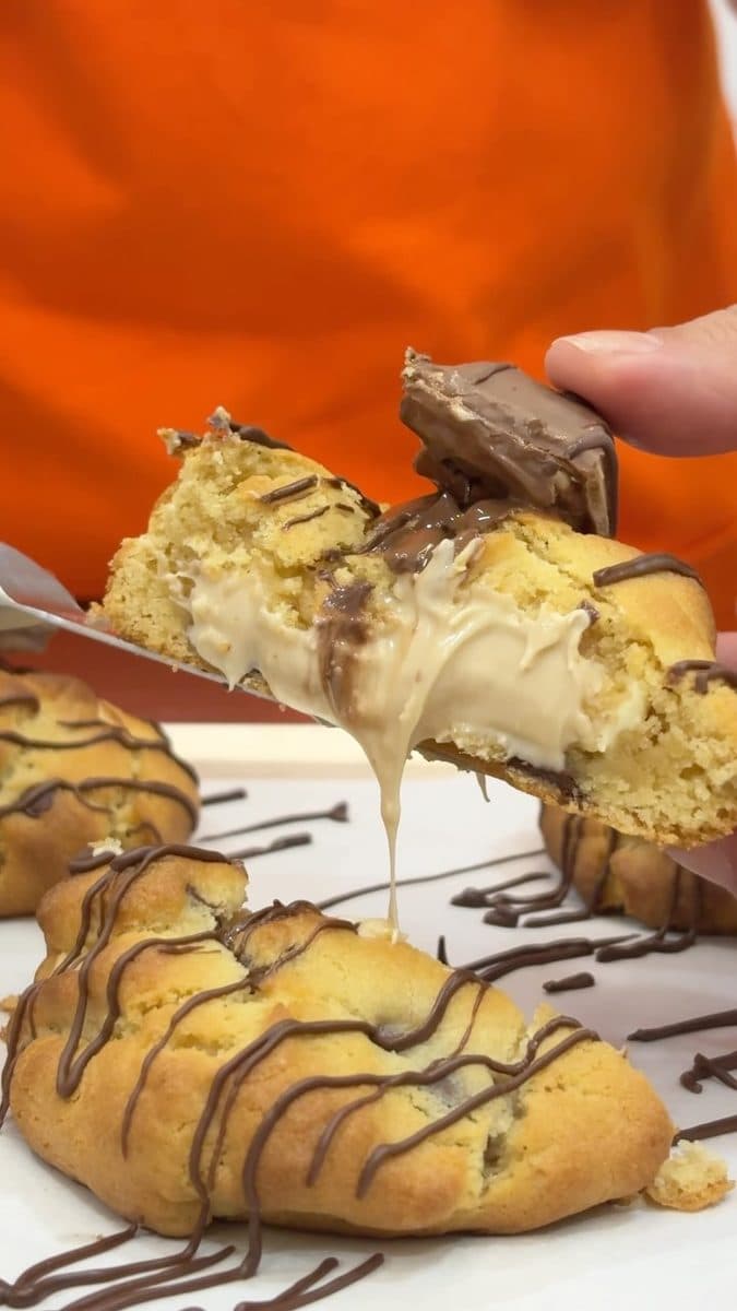 Cookie Mille Bueno aberto ao meio, com o creme escorrendo