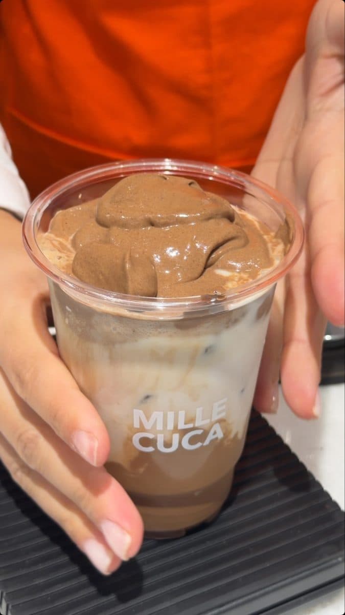 Copo de Mocha Mousse com a camada de mousse de chocolate em cima